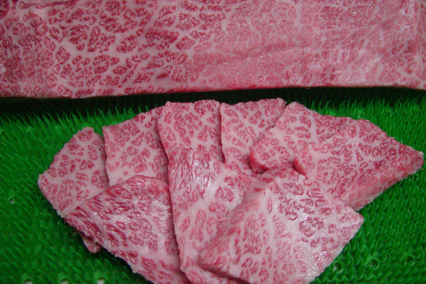 特選カルビ！じゅ～っと炙って､口に入れると思わず微笑んでしまうこのうまさ♪ぜひ堪能してください！